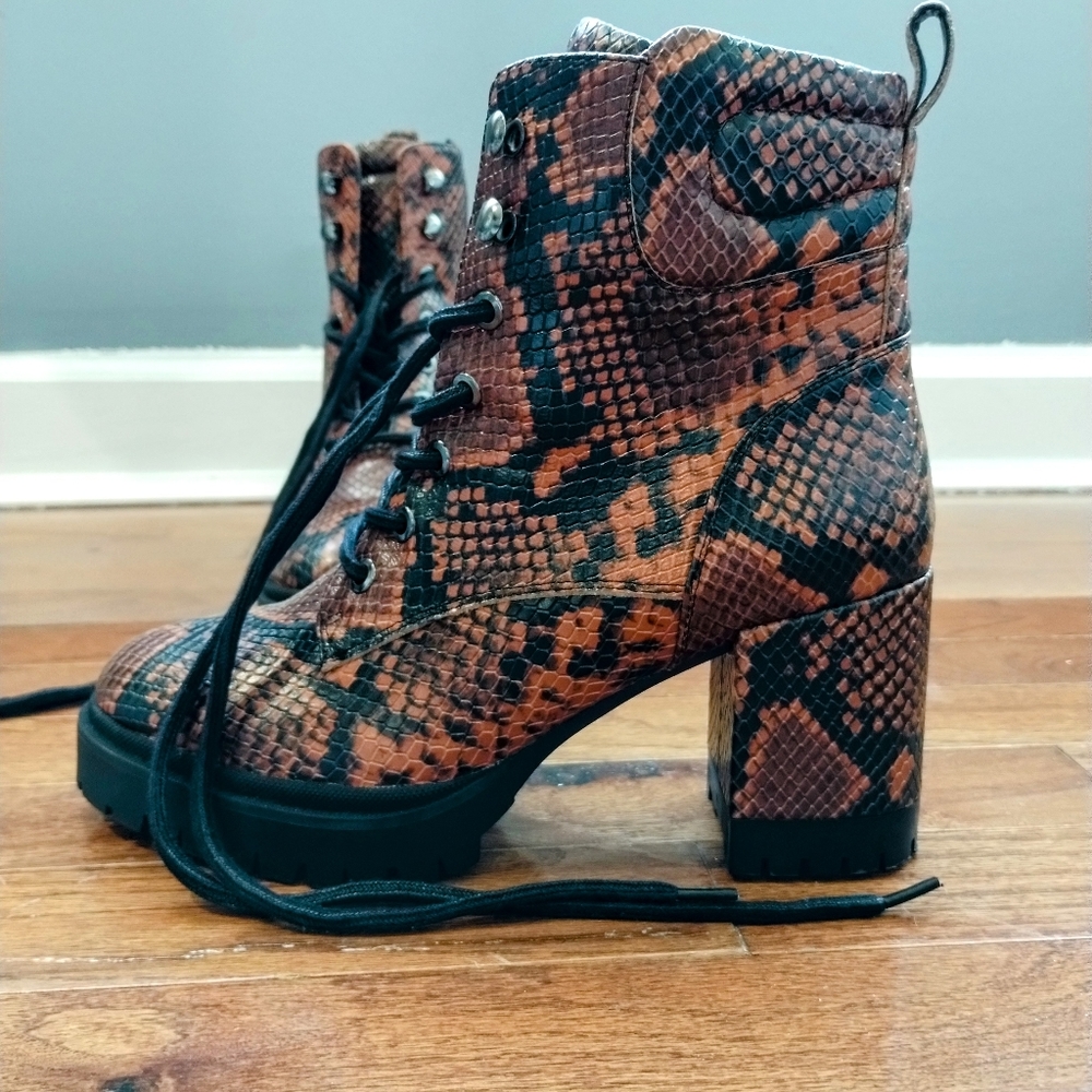 NEW WITHOUT TAGS Women's Aerosols laced ankle booties, rust Snakeskin